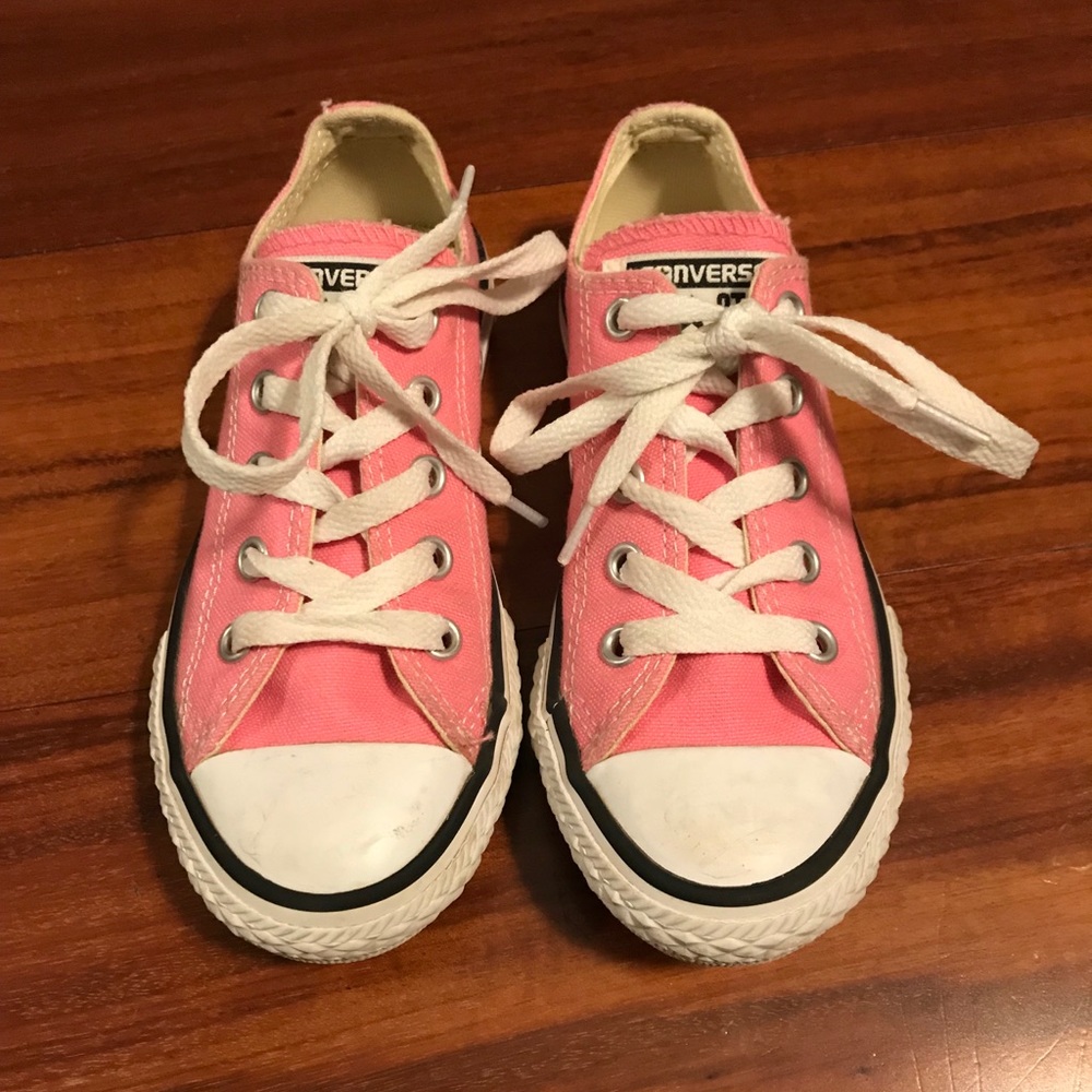Girls converse.